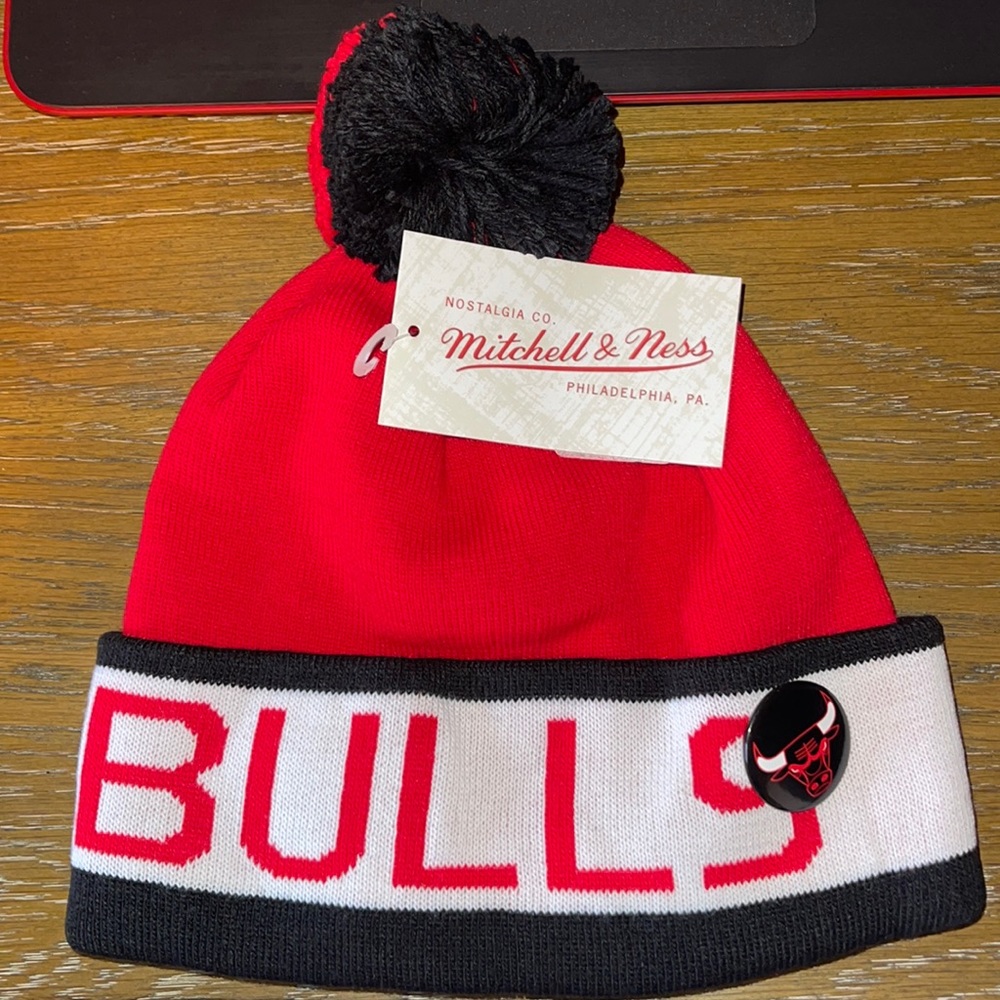 Mitchell And Ness Chicago Bulls Speckled Cuffed Pom Beanie Very Nice!!!